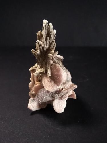 Rhodochrosite, Calcite<br />Pachapaqui mining district, Pachapaqui, Aquia District, Bolognesi Province, Ancash Department, Peru<br />63 x 38 mm<br /> (Author: Sante Celiberti)