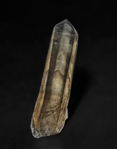 Quartz (variety smoky quartz)<br />Adélie Land, Eastern Antarctica, Antarctica<br />4.6 x 1.2 cm<br /> (Author: am mizunaka)