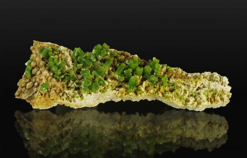 Pyromorphite<br />Mina Daoping, Gongcheng, Prefectura Guilin, Región Autónoma Guangxi Zhuang, China<br />90 × 32 × 16 mm<br /> (Author: Rob Schnerr)