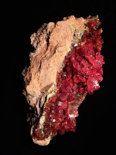 Vanadinite<br />Mibladen (distrito minero Mibladen), Midelt, Provincia Midelt, Región Drâa-Tafilalet, Marruecos<br />210 mm X 115 mm X 75 mm<br /> (Author: Robert Seitz)