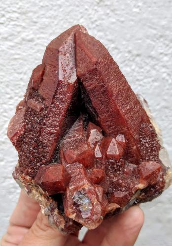 Cuarzo (variedad cuarzo rojo)<br />Toufassmame (Izizauen), Comunidad Alnif, Provincia Tinghir, Región Drâa-Tafilalet, Marruecos<br />9,5 x 8,0 x 5,5 cm.<br /> (Autor: Carles)
