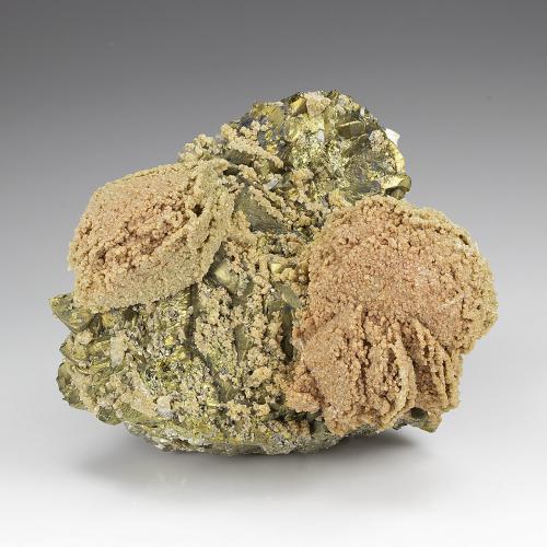 Siderite, Chalcopyrite, Pyrite<br />Mina Turt, Turt, Negresti-Oas, Montes Oas, Satu Mare, Rumanía<br />120 mm x 100 mm x 60 mm<br /> (Author: Robert Seitz)