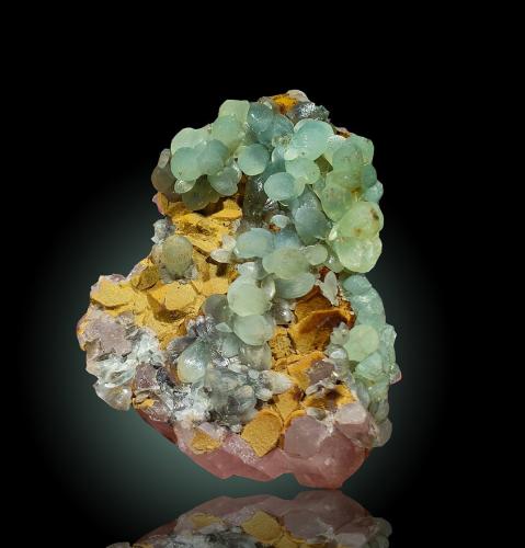 Smithsonita sobre Cuarzo<br />Hozarco Mine, Monte Santa Catalina, Desfiladero de la Hermida, Piñeres, Peñarrubia, Comarca Saja-Nansa, Cantabria, Spain<br />30 mm x 55 mm x 20 mm<br /> (Autor: Sergio)