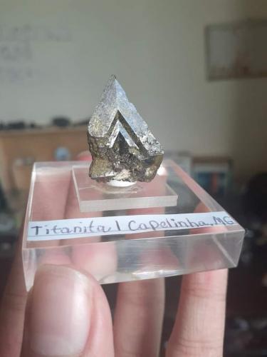 Titanita<br />Santo Antônio do Fanado, Capelinha, Vale do Jequitinhonha, Minas Gerais, Brasil<br />2,7 cm x 2,0 cm x 1,5 cm<br /> (Autor: Vitor de Carvalho Maia)