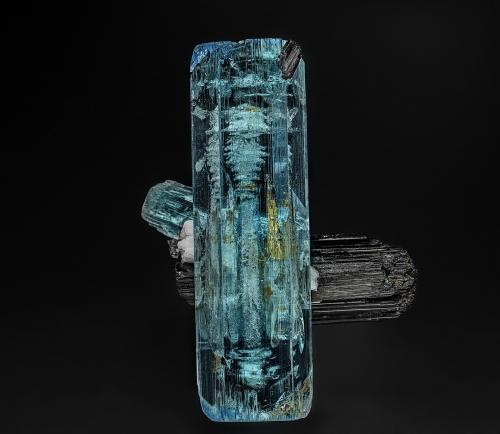 Beryl (variety aquamarine), Schorl<br />Skardu District, Gilgit-Baltistan (Northern Areas), Pakistan<br />8.2 x 5.3 cm<br /> (Author: am mizunaka)