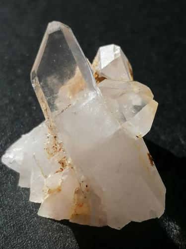 Cuarzo.<br />Concesión Minera Leymon, Villanueva de la Sierra, Pías, Comarca Sanabria, Zamora, Castilla y León, España<br />4 x 1,3 cm. cristal principal.<br /> (Autor: Rafael varela olveira)