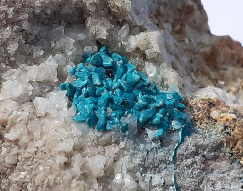 Chrysocolla, Calcite<br />Ringenwechsel Mining District, Troi, District Schwaz, Inn Valley, North Tyrol, Tyrol/Tirol, Austria<br />FoV 2,5 x 2 cm<br /> (Author: Volkmar Stingl)