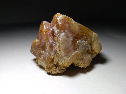 Scheelite<br />Mina Pingwu, Huya, Monte Xuebaoding, Pingwu, Prefectura Mianyang, Provincia Sichuan, China<br />54 x 45 mm<br /> (Author: Sante Celiberti)