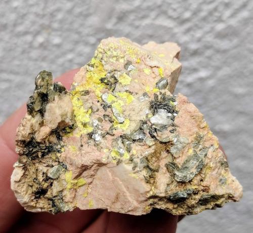 Uranocircita, Ortoclasa, Moscovita (Grupo Mica)<br />Diéresis Mine, Puerto del Cabril, Hornachuelos, Comarca Valle Medio del Guadalquivir, Córdoba, Andalusia, Spain<br />4,3 x 3,4 cm.<br /> (Autor: Carles)