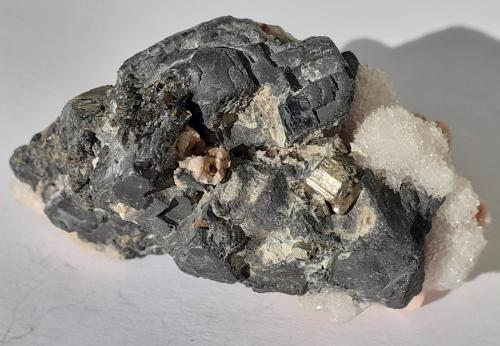 Rhodochrosite, Quartz, Galena, Pyrite<br />Mina Stan Trg (Stan Terg, Stari Trg), Complejo Trepča, Valle Trepča, Kosovska Mitrovica, Distrito Kosovska Mitrovica, Kosovo<br />4,5 x 3 cm<br /> (Author: Volkmar Stingl)