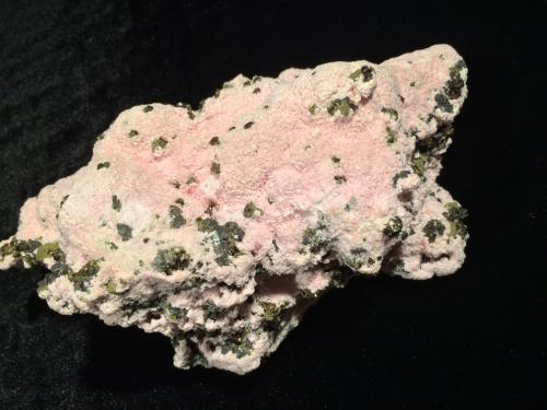 Rhodochrosite, Pyrite, Chalcopyrite, Tetrahedrite, Quartz<br />Unidad minera Pachapaqui, Pachapaqui, Distrito Aquia, Provincia Bolognesi, Departamento Ancash, Perú<br />185 mm X 97 mm X 75 mm<br /> (Author: Robert Seitz)