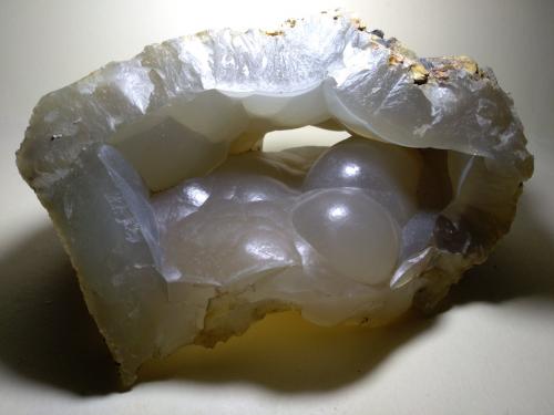 Quartz (variety chalcedony)<br />Monte Iscoba, Nulvi, Provincia Sassari, Cerdeña/Sardegna, Italia<br />14 x 9,5 cm<br /> (Author: Sante Celiberti)