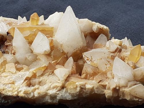 Quartz, Calcite<br />Fendels Gorge, Ried im Oberinntal, Landeck District, North Tyrol, Tyrol/Tirol, Austria<br />8 x 5 cm<br /> (Author: Volkmar Stingl)