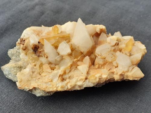 Quartz, Calcite<br />Fendels Gorge, Ried im Oberinntal, Landeck District, North Tyrol, Tyrol/Tirol, Austria<br />8 x 5 cm<br /> (Author: Volkmar Stingl)