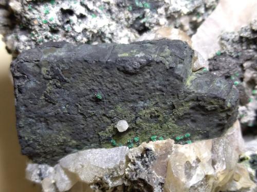 Polybasita, Cerusita, Malaquita<br />Montevecchio Mines, Arbus, Medio Campidano Province, Sardinia/Sardegna, Italy<br />80 x 60 mm<br /> (Autor: Sante Celiberti)