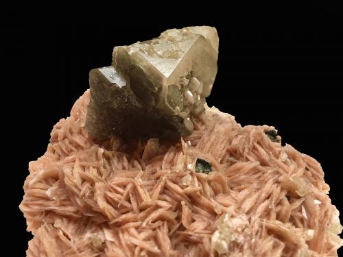 Cerusite on Baryte<br />Mibladen (Mibladen mining district), Midelt, Midelt Province, Drâa-Tafilalet Region, Morocco<br />cerusite cristal 6.5 x 5 cm<br /> (Author: Jean Suffert)