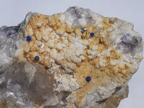 Fluorite, Quartz (variety chalcedony), Azurite<br />Yongping Mine, Yongping, Yanshan, Shangrao Prefecture, Jiangxi Province, China<br />9 x 6,5 cm<br /> (Author: Volkmar Stingl)