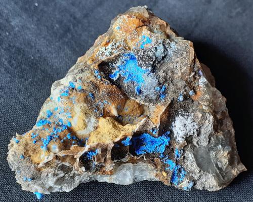 Azurite, Fluorite, Quartz, limonite<br />Yongping Mine, Yongping, Yanshan, Shangrao Prefecture, Jiangxi Province, China<br />5 x 4 cm<br /> (Author: Volkmar Stingl)