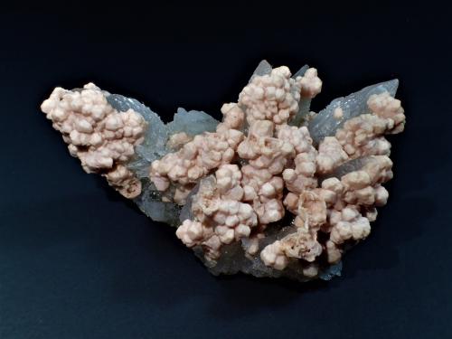 Rhodochrosite after Aragonite, Quartz, Pyrite<br />Mina Oppu, Nishimeya-mura, Distrito Nakatsugaru, Prefectura Aomori, Región Tohoku, Isla Honshu, Japón<br />55 mm x 45 mm x 22 mm<br /> (Author: Don Lum)