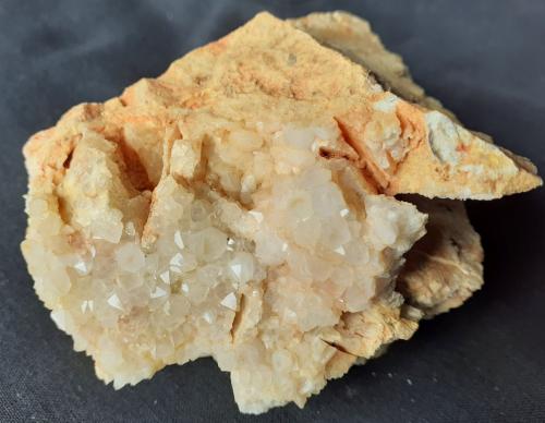 Quartz<br />Da Song Lin tunnel, Yongyuan, Pinzhou, Nanhai, Foshan Prefecture, Guangdong Province, China<br />8 x 6 cm<br /> (Author: Volkmar Stingl)