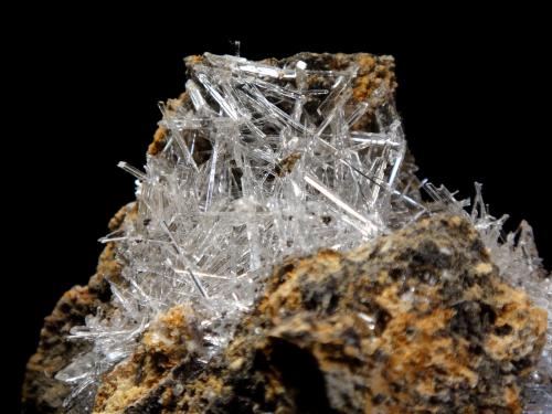 Yeso<br />San Timoteo Mine, Pico del Águila, Sierra Minera de Cartagena-La Unión, Cartagena, Comarca Campo de Cartagena, Region of Murcia (Murcia), Spain<br />9 x 6 cm. Pieza completa. Cristal mayor 2 cm.<br /> (Autor: Antonio P. López)