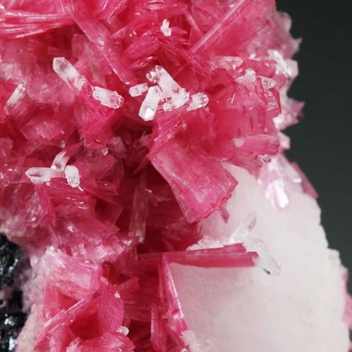 Rhodonite, Quartz, Calcite, Sphalerite<br />Mina San Martín, Chiurucu (Chiuruco), Distrito Huallanca, Provincia Bolognesi, Departamento Ancash, Perú<br />69 mm x 39 mm. Main rhodonite crystal: ~9 mm long. Mass: 84 g<br /> (Author: Carles Millan)