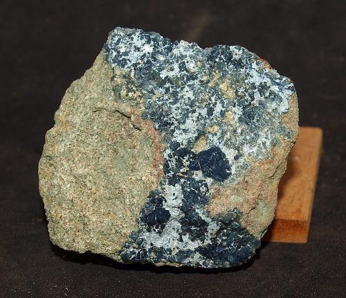 Cuarzo (variedad cuarzo azul)<br />Doleritas de Los Vives, Cerro del Agudo, Los Vives, Orihuela, Comarca Vega Baja del Segura, Alicante / Alacant, Comunidad Valenciana / Comunitat Valenciana, España<br />5.5 x 5 cm<br /> (Autor: Pedro Antonio)