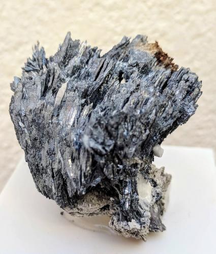 Stibnita (Estibina)<br />Grande Mine, Escaro, Riaño, Comarca Montaña de Riaño, León, Castile and León, Spain<br />5,0 x 4,0 x 3,7 cm.<br /> (Autor: Carles)