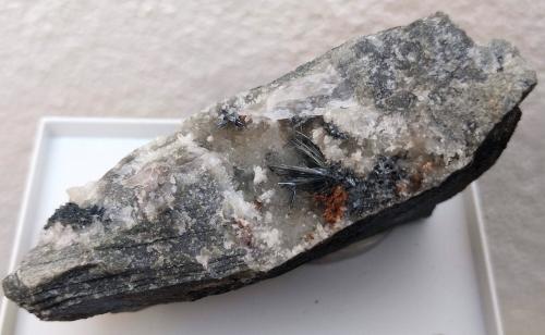 Stibnita (Estibina)<br />Nazarena Mines, Almuradiel, Mancomunidad Manserja, Ciudad Real, Castilla-La Mancha, Spain<br />7,5 x 5,0 x 2,5 cm.<br /> (Autor: Carles)