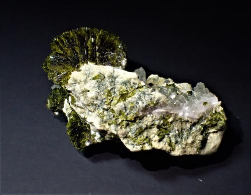 Epidote, Quartz<br />Jebel Masker, Imilchil area, Tounfit, Khénifra Province, Beni Mellal-Khenifra Region, Morocco<br />43 mm x 40 mm x 34 mm<br /> (Author: Don Lum)