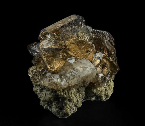 Quartz (variety smoky quartz)<br />Giuv glacier (Giuv Gletscher), Val Giuv, Tujetsch (Tavetsch), Vorderrhein Valley, Grischun (Grisons; Graubünden), Switzerland<br />8.6 x 6.5 cm<br /> (Author: am mizunaka)