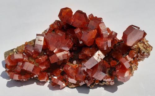 Vanadinite<br />Mina ACF, Distrito minero Mibladen, Mibladen, Midelt, Provincia Midelt, Región Drâa-Tafilalet, Marruecos<br />8 x 4 cm<br /> (Author: Volkmar Stingl)