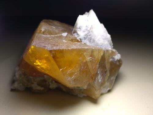 Scheelite, Albite<br />Pingwu Mine, Huya township, Mount Xuebaoding, Pingwu, Mianyang Prefecture, Sichuan Province, China<br />68 x 62 mm<br /> (Author: Sante Celiberti)