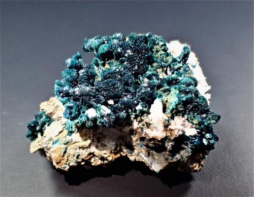 Veszelyite, Hemimorphite<br />Distrito Dongchuan, Prefectura Kunming, Provincia Yunnan, China<br />43 mm x 38 mm x 29 mm<br /> (Author: Don Lum)