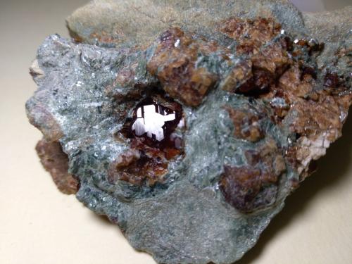 Grossularia (variedad hessonita), Clinocloro<br />Val di Susa, Provincia Ciudad metropolitana de Turín, Piamonte (Piemonte), Italia<br />73 x 59 mm<br /> (Autor: Sante Celiberti)