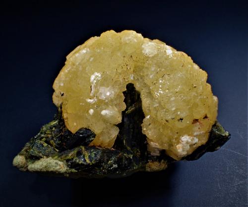 Stilbite-Ca, Epidote<br />Commune Diakon, Arrondissement Diakon, Cercle Bafoulabé, Región Kayes, Mali<br />59 mm x 50 mm x 39 mm<br /> (Author: Don Lum)