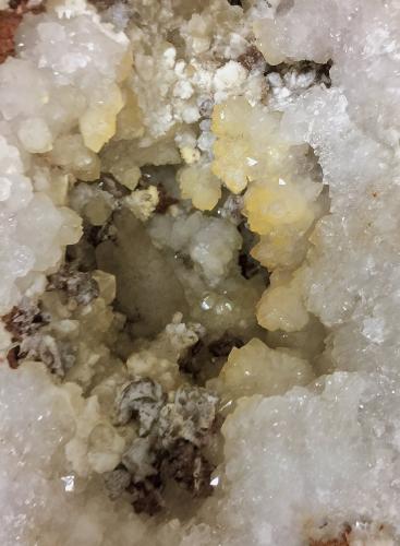 Quartz with Aragonite, Calcite and Dolomite (variety ferroan dolomite)<br />Condado Monroe, Indiana, USA<br />the cavity is 14 cm x 9 cm<br /> (Author: Bob Harman)