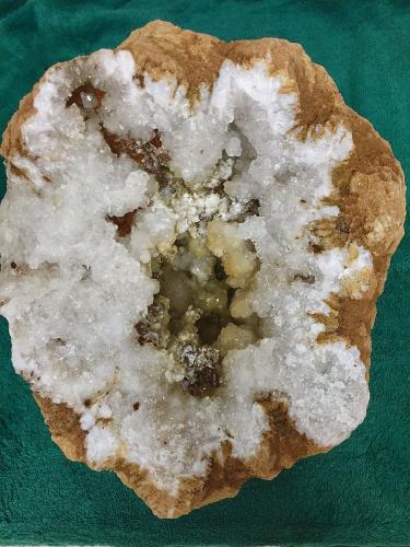 Quartz with Aragonite, Calcite and Dolomite (variety ferroan dolomite)<br />Condado Monroe, Indiana, USA<br />11 cm<br /> (Author: Bob Harman)