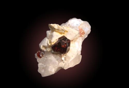 Spessartine, Muscovite and Quartz.<br />Seydar, Hoh Nala, Valle Braldu, Distrito Shigar, Gilgit-Baltistan (Áreas del Norte), Paquistán<br />25mm x 32mm x 25mm<br /> (Author: Firmo Espinar)