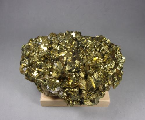 Calcopirita<br />Kaiwu Mine, Hezhang, Bijie Prefecture, Guizhou Province, China<br />12,8 x 9,4 x 5,4 cm.<br /> (Autor: J. G. Alcolea)