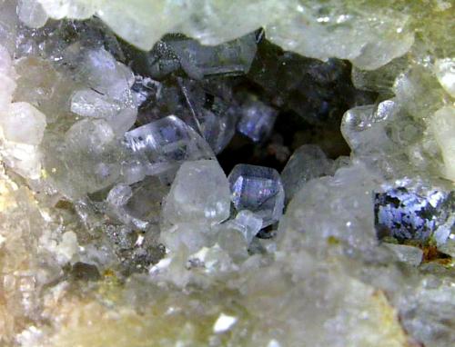 Hemimorfita<br />Mina Schmalgraf, Kelmis (La Calamine), Verviers, Provincia Lieja, Región Valona, Bélgica<br />Campo de visión 10 mm.<br /> (Autor: Antonio P. López)
