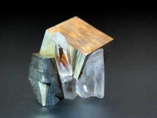 Pirita, Cuarzo<br />Concesión Spruce, Goldmyer Hot Springs, Condado King, Washington, USA<br />2 x 2 cm.<br /> (Autor: Antonio P. López)
