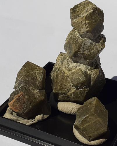 Grossular<br />Cima della Miniera, Gruppo Ortles-Cevedale (Ortlergruppe), Val Venosta (Vinschgau), Provincia autónoma Tirol del Sur, Trentino-Alto Adige (Trentino-Südtirol), Italia<br />Garnet tower 4 cm high<br /> (Author: Volkmar Stingl)