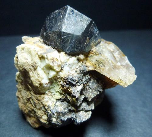 Spessartina (Grupo Granate), Feldespato, Cuarzo<br />Pegmatita Tomboarivo, Sahanivotry, Antsirabé, Región Vakinankaratra, Madagascar<br />5 x 4 cm.<br /> (Autor: javier ruiz martin)
