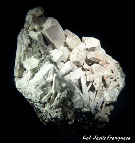 Nefelina.<br />Jebel Bou Agrao, Tamazeght, Alto Atlas, Provincia Midelt, Región Drâa-Tafilalet, Marruecos<br />60x55 mm.<br /> (Autor: Jesus Franquesa Baucells)