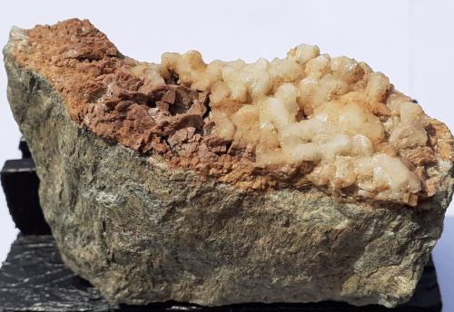 Calcite on Siderite<br />Fendels Gorge, Ried im Oberinntal, Landeck District, North Tyrol, Tyrol/Tirol, Austria<br />8 x 2,5 cm<br /> (Author: Volkmar Stingl)
