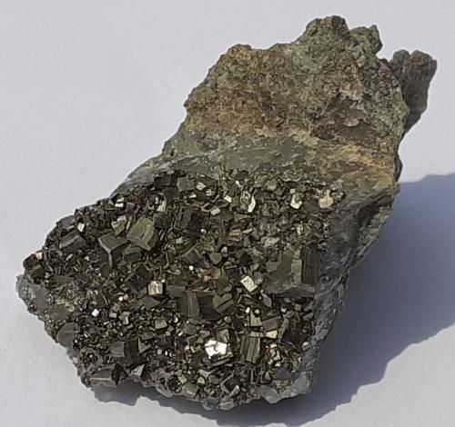 Pyrite<br />Túnel norte Wuyi (obras), Wuyishan, Prefectura Nanping, Provincia Fujian, China<br />2 x 1,5 cm<br /> (Author: Volkmar Stingl)