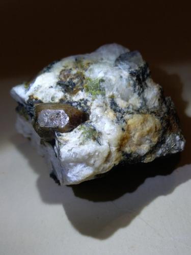 Zircon<br />Pegmatitas Nibbio-Val Faera (Nibbio-Val Fredda), Mergozzo, Provincia Verbano-Cusio-Ossola, Piamonte (Piemonte), Italia<br />45 x 41 mm<br /> (Autor: Sante Celiberti)