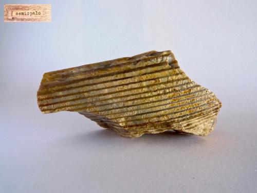 Ópalo<br />Hellín, Comarca Campos de Hellín, Albacete, Castilla-La Mancha, España<br />6,5 x 4 x 3,5 cm<br /> (Autor: Josele)