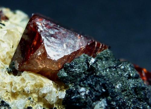 Zircón<br />Kunar Province (Konar), Afghanistan<br />3 x 3 cm. la pieza, 0,4 cm. el cristal<br /> (Autor: javier ruiz martin)
